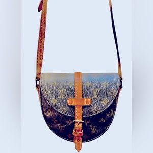 LV vintage look @ all the pictures some peeling in inside pocket, no stickiness.